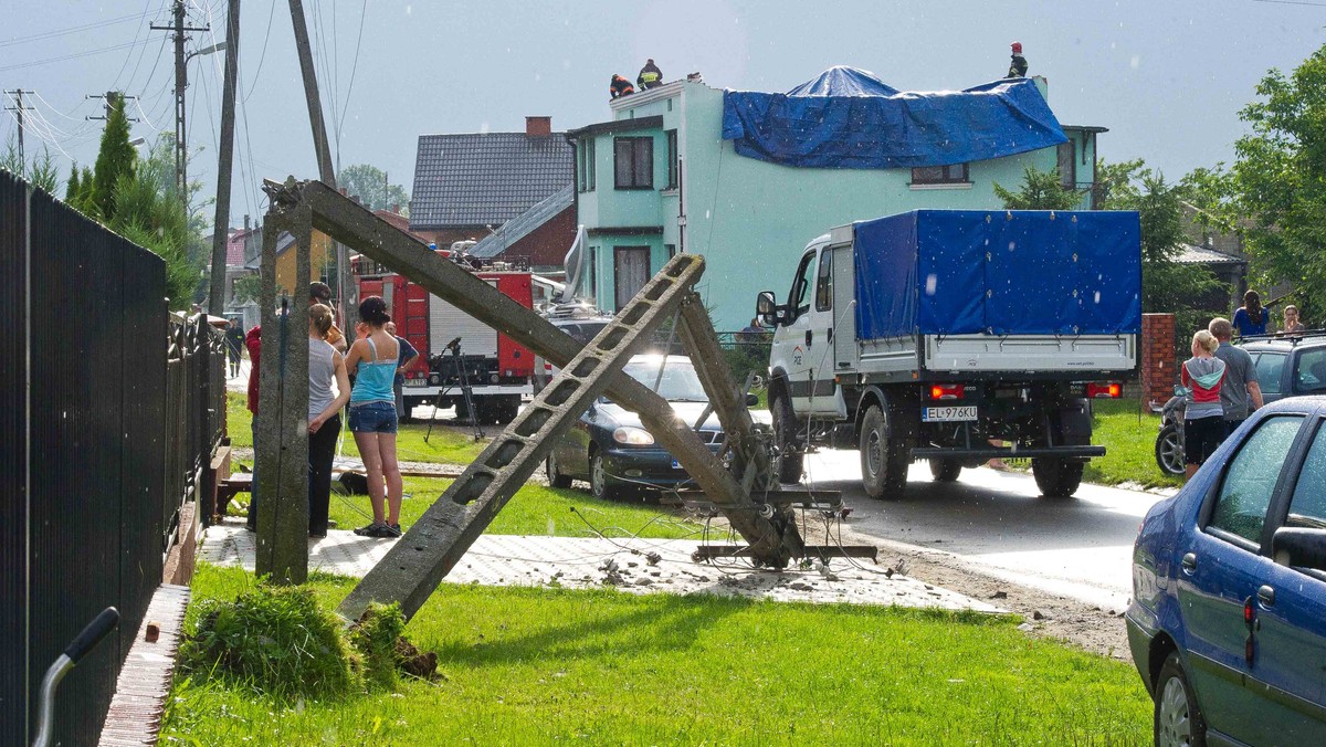 Po czwartkowych nawałnicach, jakie przeszły nad powiatem opoczyńskim (Łódzkie), prądu pozbawionych jest nadal ok. 140 odbiorców z tego regionu. Podczas nawałnic uszkodzonych zostało ponad 440 budynków, z czego 204 to budynki mieszkalne.