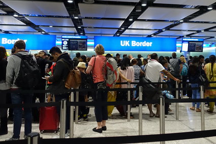 Rząd planuje większe obostrzenia dla przyjeżdżających z Wielkiej Brytanii