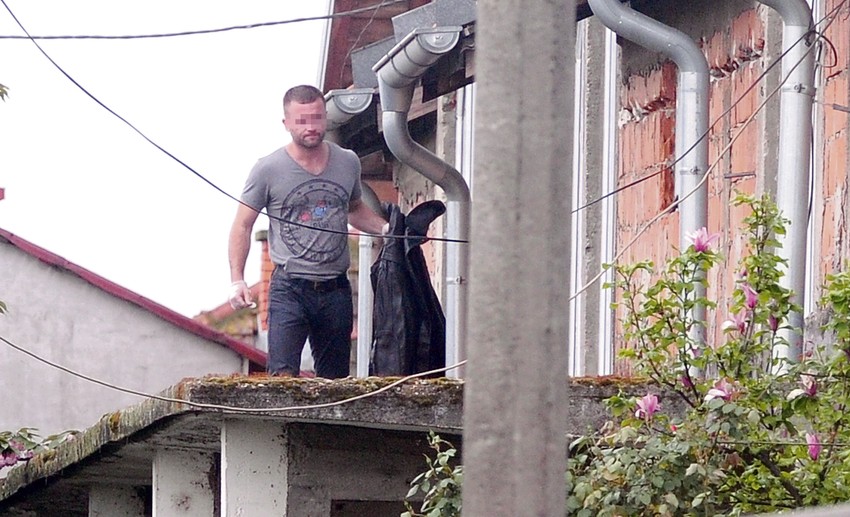 Odneta i crna jakna s tavana