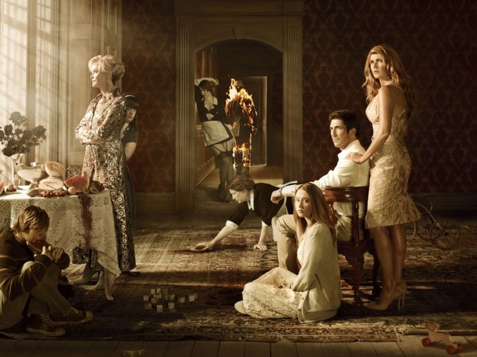 Miejsce 2. 'American Horror Story' Niezwykle rzadko zdarza się, by serial potrafił przestraszyć, a 'American Horror Story' robi to lepiej niż niejeden kinowy horror.