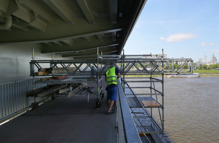 Wiceprezydent Warszawy Renata Kaznowska dodała, że kładka pozwoli pieszym i rowerzystom bezpiecznie przedostać się z prawego brzegu Wisły na lewy. <br><br> fot. (cat) PAP/Paweł Supernak