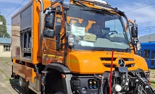 Nowy pojazd techniczny w Stacji Podgórze. Zimą odśnieży, latem przytnie gałęzie