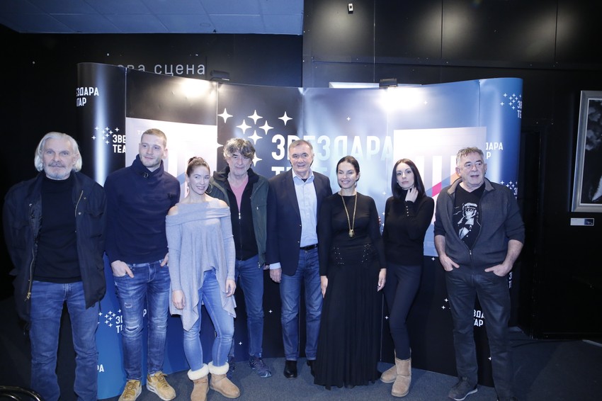 Glumačka ekipa i reditelj sa čelnikom Zvezdara teatra Duškom Kovačevićem