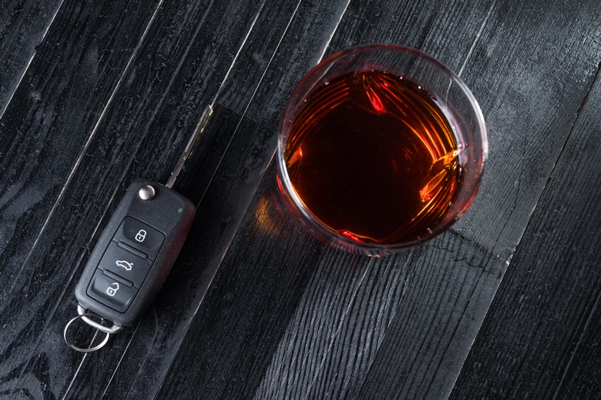 Orzeczenie przepadku jest stosowane, jeżeli sprawca ma stężenie alkoholu co najmniej – we krwi – o wartości 1,5 promila, a w wydychanym powietrzu o wartości 0,75 mg/dm sześc.