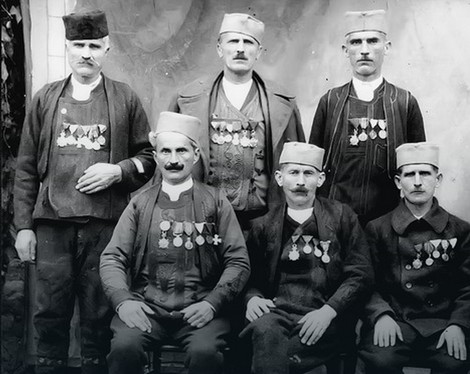 Budimir Davidović (stoji u sredini)