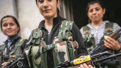 Kurdyjska żeńska partyzantka przeciw ISIS