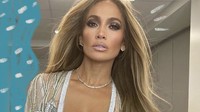 Így néz ki Jennifer Lopez smink nélkül: bemutatta a reggeli bőrápolási rutinját is