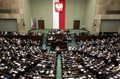 Spada poparcie dla PiS i PO. KORWiN wchodzi do Sejmu. NOWY SONDAŻ