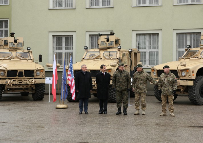 Oficjalne przekazanie 45 sztuk MRAP-ów (ang. Mine Resistant Ambush Protected) odbyło się w środę (25 lutego) w Krakowie w jednostce NIL, która odpowiada za wsparcie dowodzenia i zabezpieczenia logistycznego polskich wojsk specjalnych. W uroczystości wziął udział między innymi ambasador USA w Polsce.  
<br>
<b>Na zdjęciu:</b> Na terenie Jednostki Wojskowej NIL w Krakowie ambasador USA Stephen D. Mull (2-L) przekazał 45 opancerzonych pojazdów typu MRAP w wersji M-ATV polskim Wojskom Specjalnym
W uroczystości wzięli udział: wiceminister obrony Maciej Jankowski (L), Dowódca Generalny Rodzajów Sił Zbrojnych gen. broni pil. Lech Majewski (C) oraz dowódca Jednostki NIL płk Mirosław Krupa (P) i Inspektor Wojsk Specjalnych DG RSZ Piotr Patalong (2-P).<br><br> (jkm) PAP/Stanisław Rozpędzik