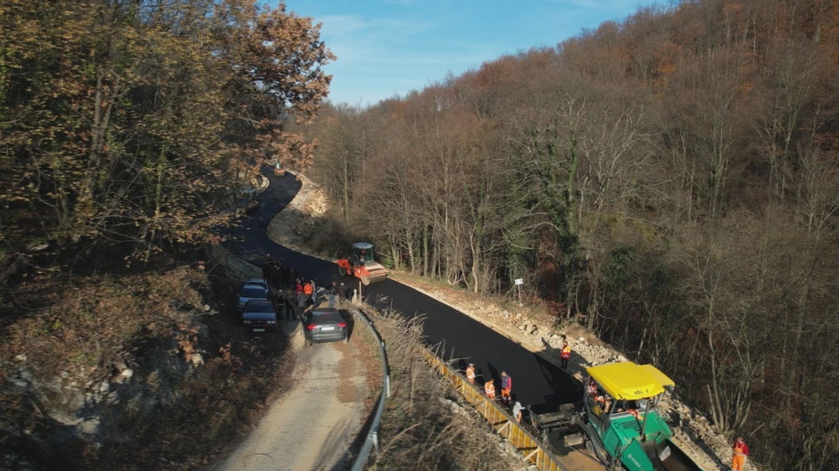 Radovi na asfaltiranju saobraćajnice na Kablaru