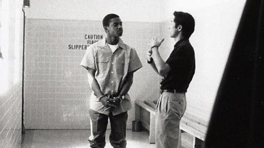 Kazama razgovara sa Irvinom Harisom, koji je dva puta osuđen na smrt, ali je pušten posle 23 godine zatvora, u zatvoru u Luizijani. | Foto: Toshi Kazama