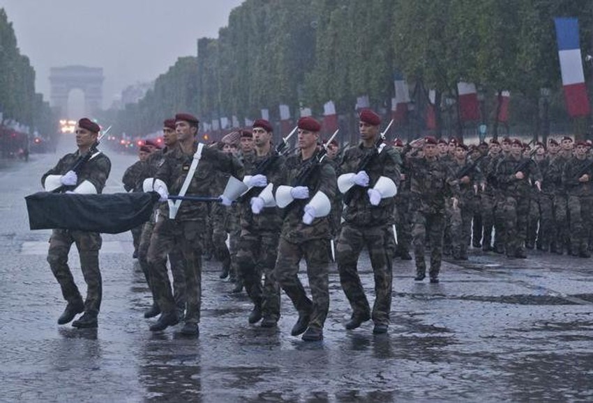 Priprema za paradu na Jelisejskim poljima