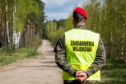 Żołnierz Żandarmerii Wojskowej w lesie w Zamościu pod Bydgoszczą, w którym znaleziono tajemniczy obiet