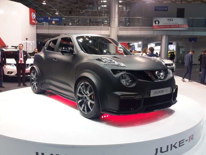 Juke-R to z kolei najmocniejszy SUV w historii Nissana. Pod maską znalazło się miejsce dla 600-konnego silnika, który rozpędza samochód do setki w niecałe 4 sekundy.