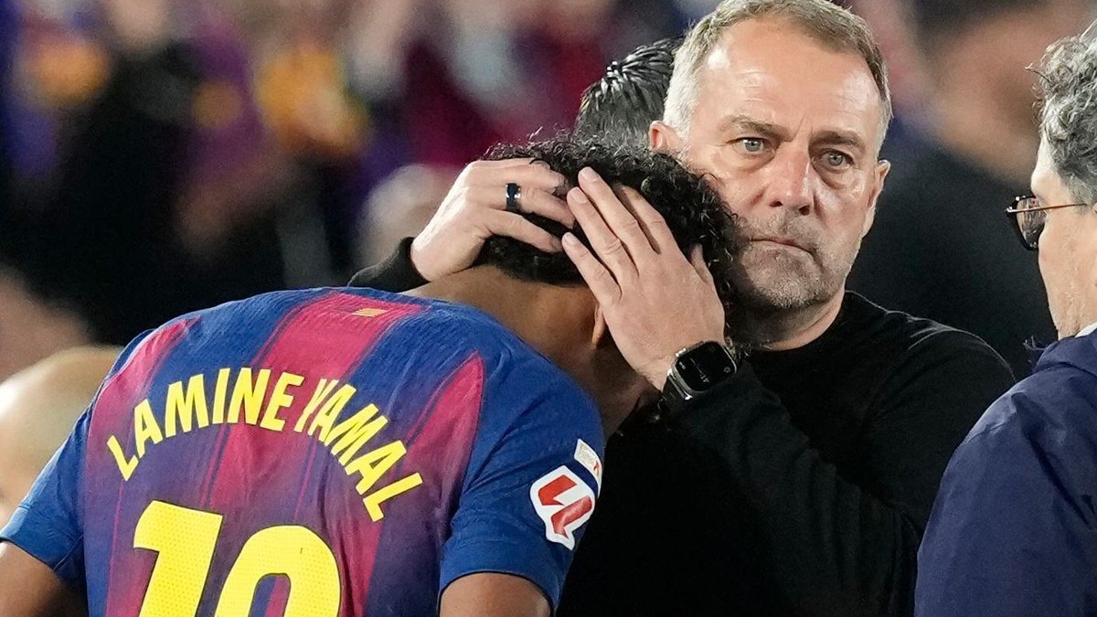 Trener Barselone Hansi Flik teši Jamala nakon što je napustio teren | Foto: Enric Fontcuberta/EPA/Shutterstock