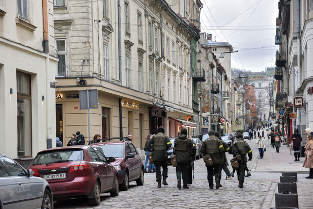 Lwów, Ukraina, 05.03.2022. Ukraińscy żołnierze patrolują ulice w centrum Lwowa, 5 bm. Trwa rosyjska inwazja na Ukrainę. (kf) PAP/Vitaliy Hrabar