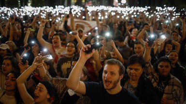 Gruzini nie schodzą z ulic, zablokowali centrum Tbilisi. Protest w operze [NAGRANIA]