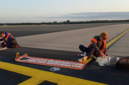 Aktywiści klimatyczni sparaliżowali duże niemieckie lotnisko. Loty odwołane