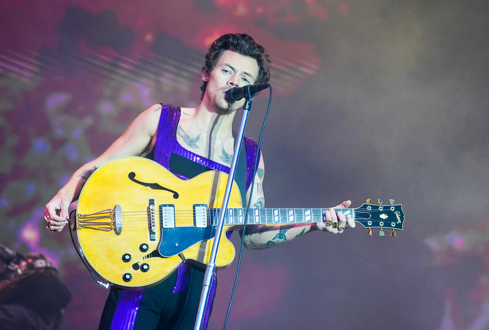 Harry Styles podczas koncertu w Wielkiej Brytanii