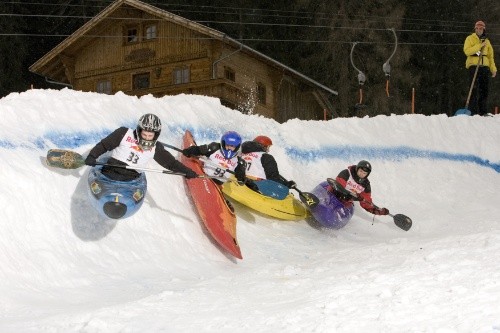 Duże prędkości, z jakimi poruszają się zawodnicy...