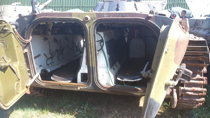 Gdy pojawił się w wojsku  w latach 60. uważany był za nowatorską konstrukcję (to pierwszy skonstruowany od podstaw i produkowany seryjnie bojowy wóz piechoty na świecie).