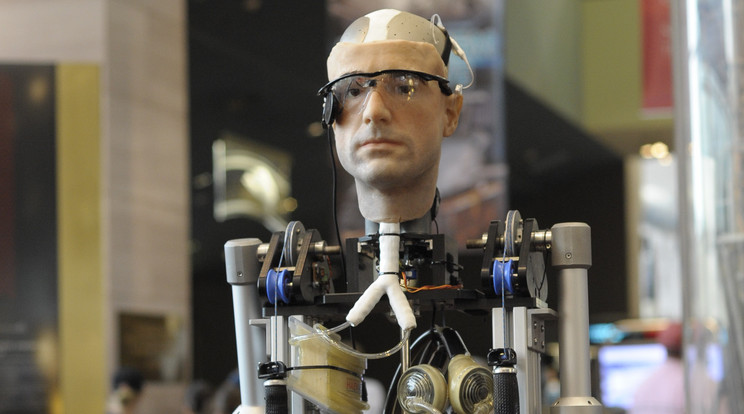 Ez nem egy robot, hanem olyan orvosi protézisek összessége, amelyek beépíthetők az emberi testebe / Fotó: Getty Images