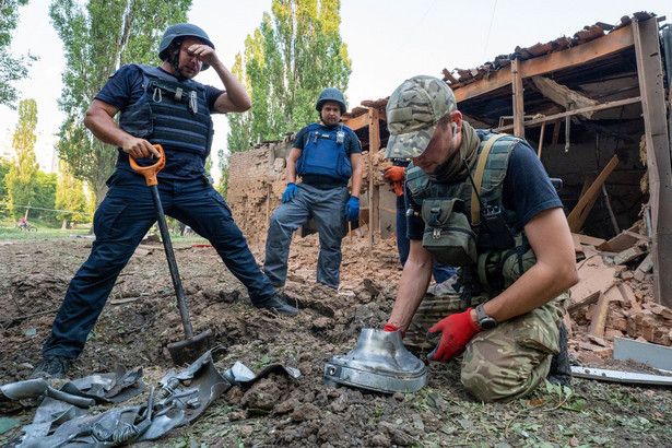 Ukraińscy saperzy usuwający szczątki rosyjskich pocisków
