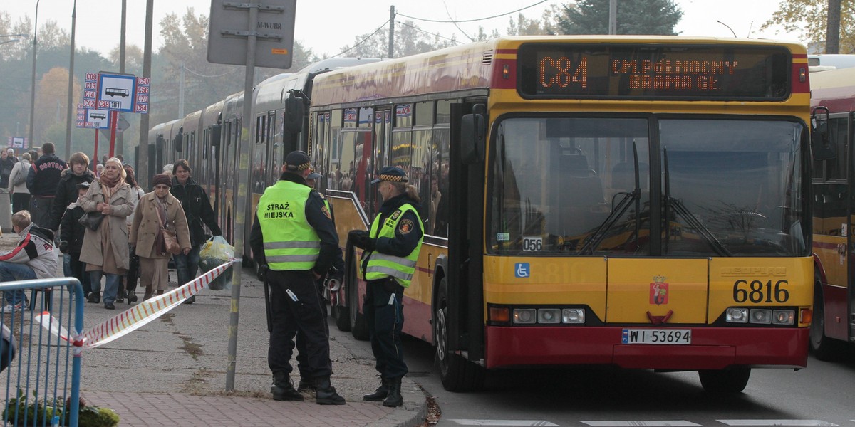 Na groby lepiej jechać autobusem