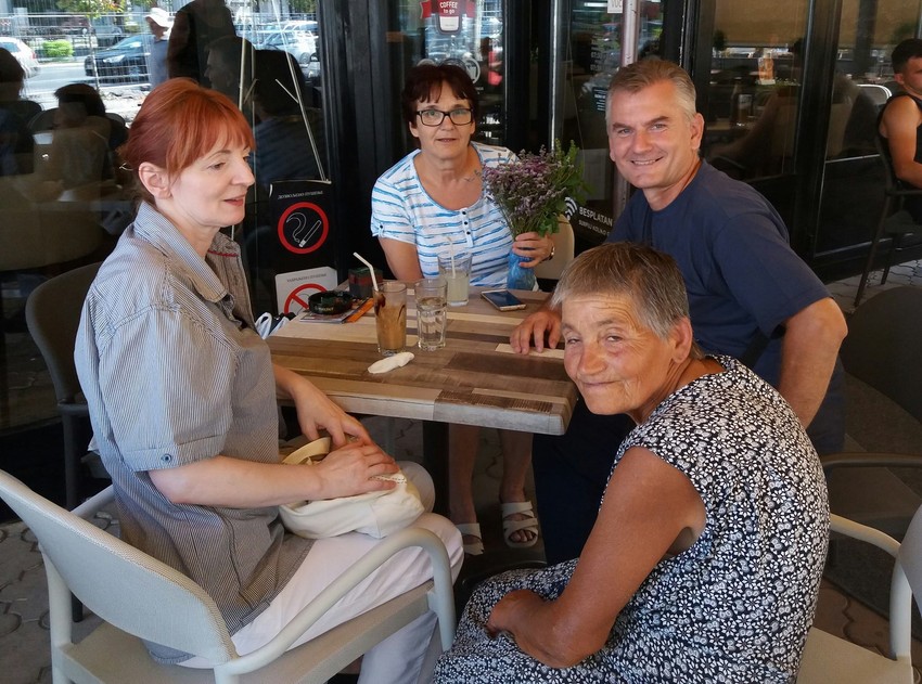 Baka Radina sa svojim novim prijateljima