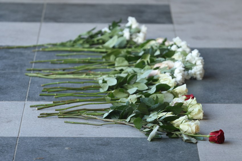 Na jednom od suđenja ispred Palate pravde ostavljeno je cveće za ubijene u Ribnikaru