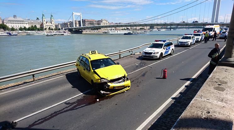 Egy szemtanú elmondása szerint a rendőrök fegyvert fogtak a férfire, akit kiszedtek a taxiból