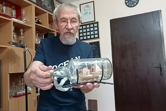 (VIDEO) HOLIVUD GA ODMAH ANGAŽOVAO! Neverovatna priča o Ivanu iz Subotice koji u bocu smešta čitavu flotu! Uz to, pravi slike na semenkama bundeve