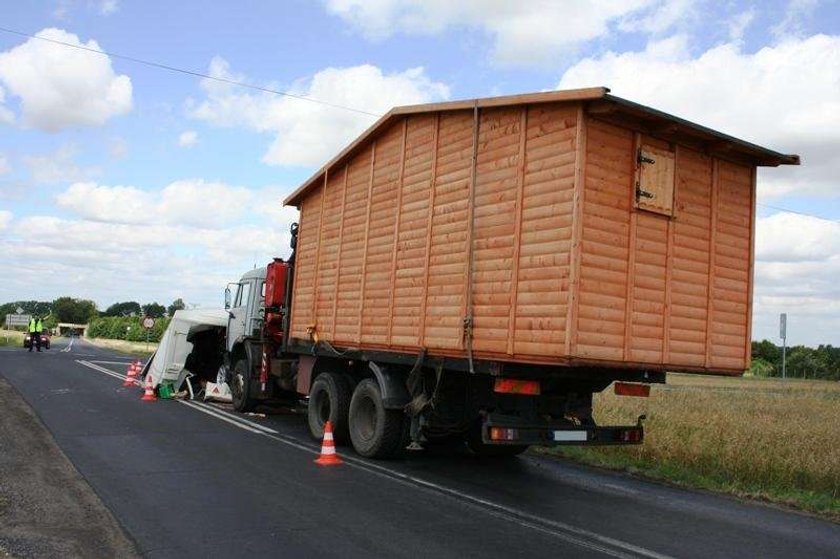 Ale wypadek! BMW wjechało do przyczepy kempingowej! FOTO