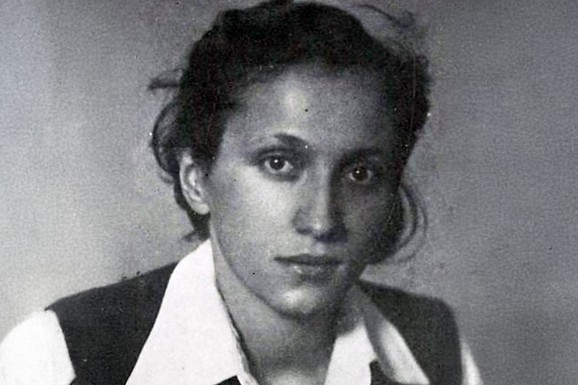 OD STRASTI SA NJOM SE TRESAO ŠATOR Predsednik prvu ženu upoznao dok je bila devojčica, a 29 godina mlađu ljubavnicu sahranio u dvorištu pored psa: Znala je sve političke tajne