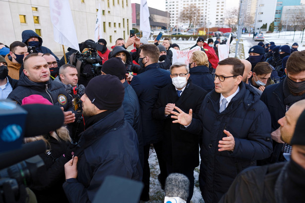 Protestujący górnicy i premier Mateusz Morawiecki