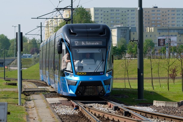 Poznaniacy długo musieli czekać na nowe tramwaje. Pierwsze informacje o nich pojawiły się już w 2007 r. Po 10 latach prototypowy tramwaj Moderus Gamma rozpoczął testowe przewozy pasażerów na liniach 12 i 16 w Poznaniu. fot. (jk/cat) PAP/Jakub Kaczmarczyk