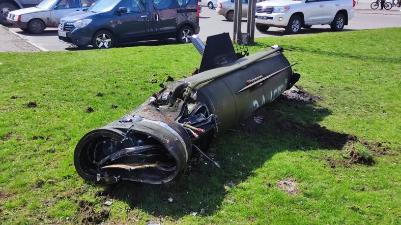Szczątki rakiety Toczka, która spadła na dworzec w Kramatorsku. Fot. Kyle Glen/Twitter