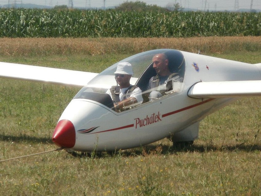 Događa se i da mora da sleti na njivu
