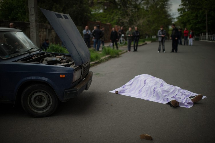 Ciało zabitego niedaleko komisariatu milicji w Mariupolu na Ukrainie