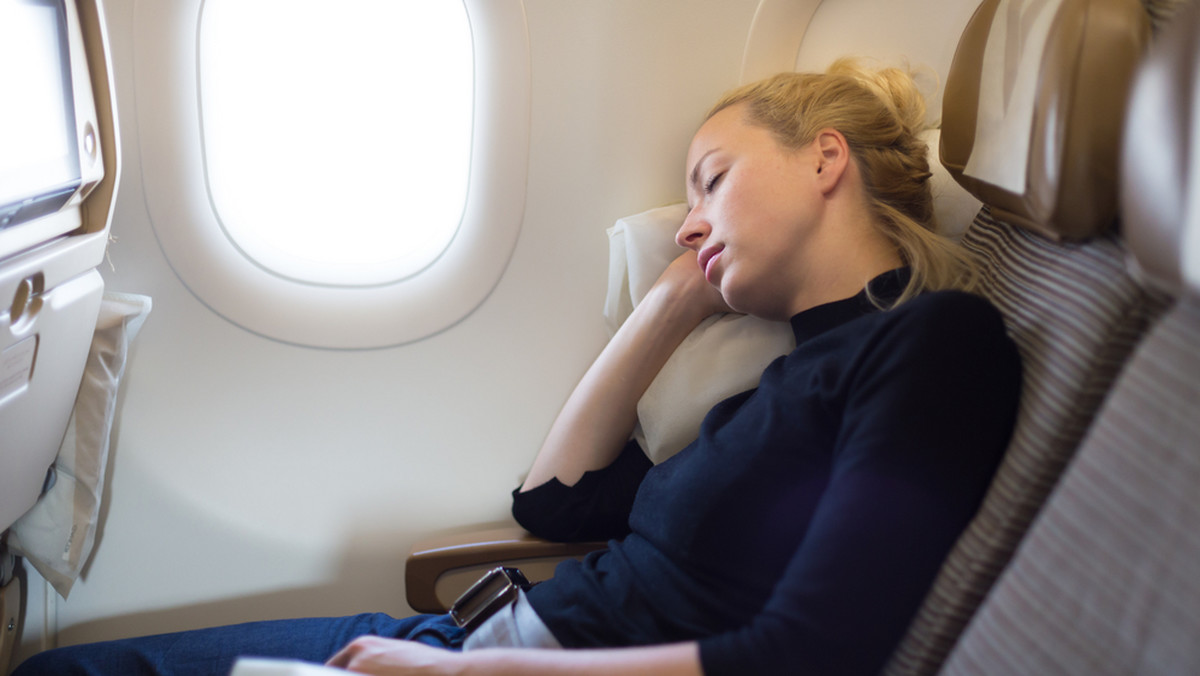 Spanie w samolocie może stanowić zagrożenie dla twojego zdrowia. Podczas długiego lotu, szczególnie w nocy, drzemka wydaje się idealnym rozwiązaniem. Niestety w ten sposób możesz sobie poważnie zaszkodzić. Naukowcy przestrzegają przed spaniem w czasie lotu.