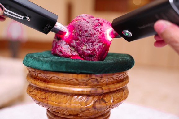 Rudari u Mjanmaru otkrili redak rubin od 11.000 karata, težak više od dva kilograma (FOTO)