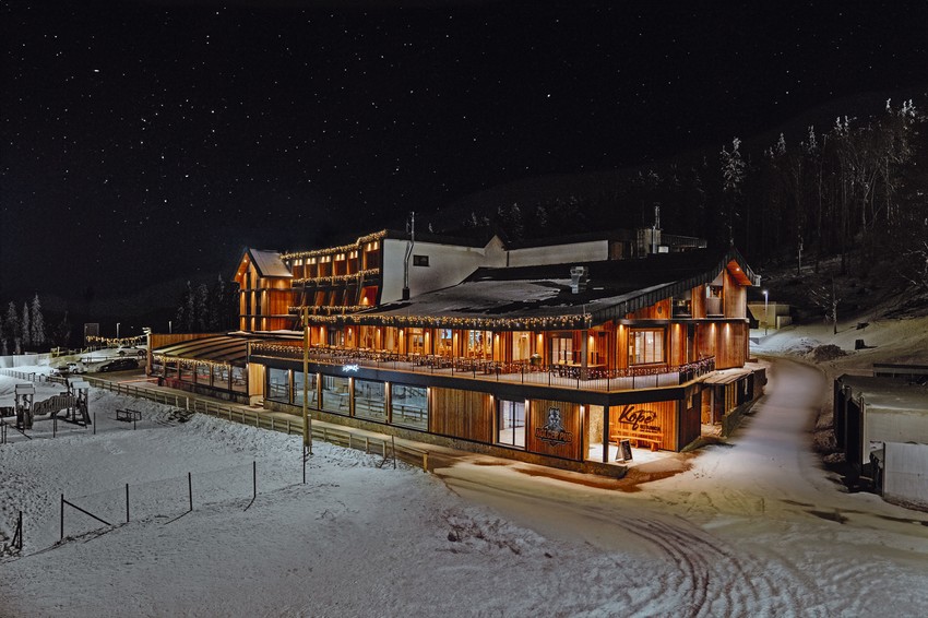 Ekipi koja tokom dana nema vremena, ili im pak skijanja po belim padinama nikad nije dosta, uveče je na raspolaganju pet staza.