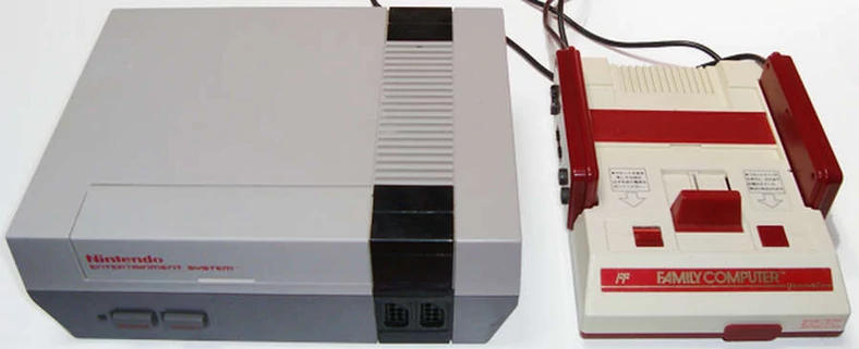 Famicom (po prawej) i NES (po lewej) - ta sama konsola, ale w innych opakowaniach