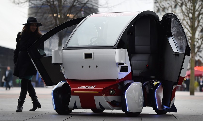 Autonomiczny samochód może przewozić dwie osoby i bagaż na odległość  40 mil (64 km) z prędkością maksymalną 15 mil na godzinę (24 km/h). Bez ładowania auto może jechać około 6 godzin.
<br>
Na zdjęciu: <b>LUTZ Pathfinder</b>  - elektryczna, bezzałogowa taksówka<br><br> fot. EPA / ANDY RAIN DOSTAWCA: PAP / EPA