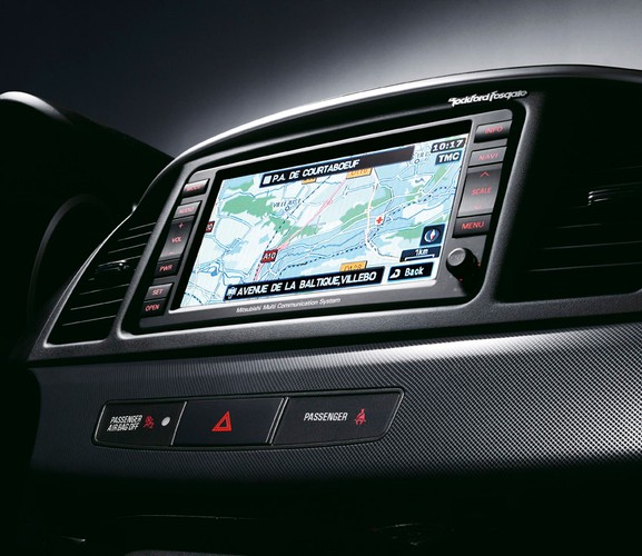 Topowy model Instyle to nawigacja i serwer muzyczny o pojemności 30 GB