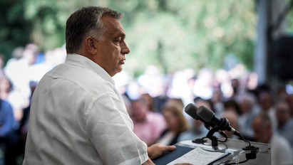 Ott volt Kötcsén Orbán kisunokája – Így ölelte a miniszterelnököt a kis Alíz