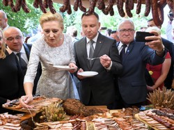 Zatraceni w wędlinach... Andrzej Duda publicznie jadł żonie z ręki. FOTO