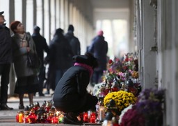 Warszawa: Na Starych Powązkach kwesta na zabytki. Cmentarz odwiedziły tłumy warszawiaków