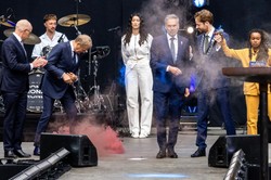 Incydent podczas wizyty Tuska w Holandii. Raca spadła pod nogi premiera