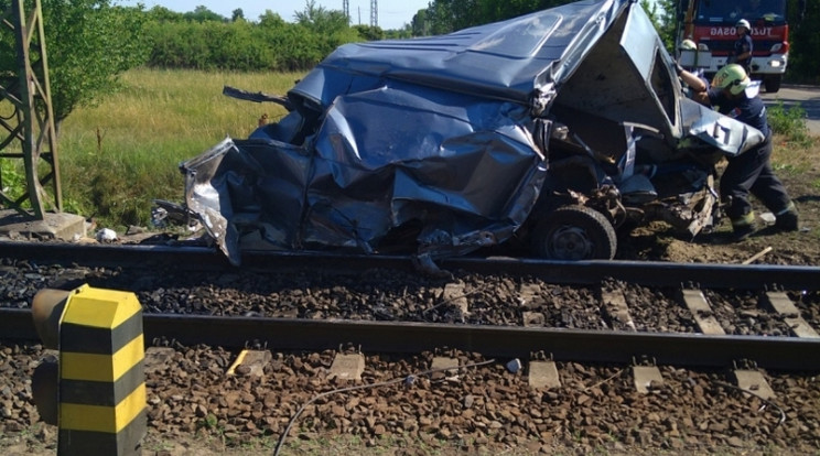 Meghalt annak a kisteherautónak a 17 éves sofőrje, aki egy vonattal ütközött össze Ceglédnél / Fotó: Baleset-info